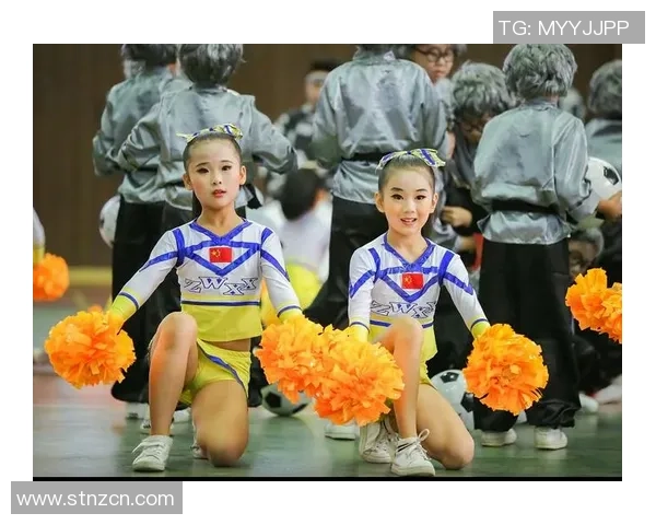 时尚运动风潮流来袭足球女生外套让你在场上场下都能尽显魅力